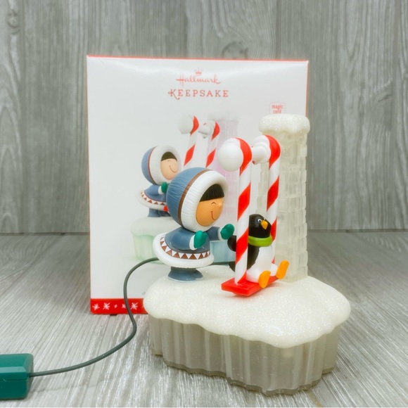 Hallmark Keepsake Ornament Swing in The Holidays 2016 magic cord light Penguin - Picture 4 of 11